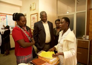 在外補完研修にて、研修員とタンザニアの医療施設スタッフ間でKAIZEN活動に関するディスカッションがされている様子